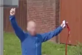 拍摄到遛狗男子暴露身体，谷歌街景却只给人脸打码不管其他部分图片