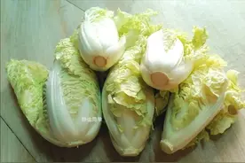 白菜好吃，炒时只需下这2种配料，出锅比肉还鲜，便宜快手又好吃图片