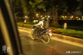 为何印度一辆摩托车可以坐几十人，原来是用航母甲板造的图片