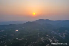 无人机航拍我的美丽家乡，夕阳下的山村风景美如画图片