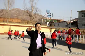 河北大山深处有个小学，这里有个“网红校长” ，他把孩子们的日常生活拍成视频，从此改变了他们的命运……图片