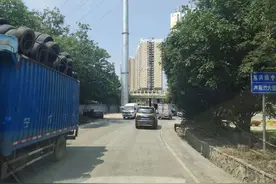 南宁一条公路被网友调侃为是最阴森的路，经常能碰到电动车翻车图片