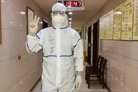 武汉病房实录：90后护士蹲下身扎针，惹患者心疼：孩子，累不？图片