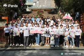 围观成都大熊猫双胞胎“热干面”“蛋烘糕”认亲现场图片