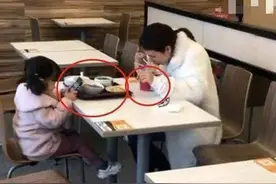 母女在服务区吃饭，路人一张偷拍图火了，网友：这孩子养“废”了图片