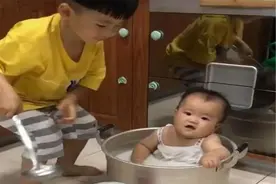 哥哥在家把弟弟“炖了”，爸妈发现很崩溃：幸好没点火图片