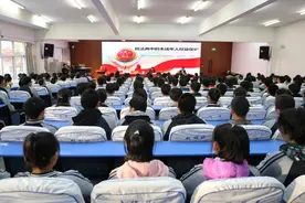 朝阳市检察院检察长为市第一高中师生上法治课图片