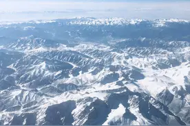 飞机下的雪山，绝美的风景图片
