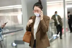 李小冉现身机场，西装配“补丁裤”气质优雅，手上鸽子蛋太抢镜图片