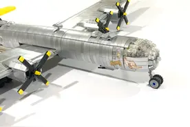 乐高玩家采用自制镀铬件MOC军事题材作品，B-29超级空中堡垒轰炸机图片