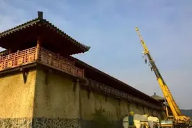 拍电影“神器”吊车 操纵杆一晃，大钩甩人飞檐走壁图片