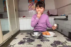 8岁女孩每天吃10多个鸡蛋吃到吐，“吃得越多，姐姐活得越好”图片