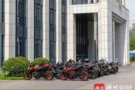 金坛交警一晚查获25辆“炸街”摩托，车手说是集体出来“试车”图片