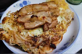 在家试做，面条煎饼，搭配，香煎五花肉，当早餐图片