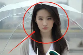 刘亦菲幼儿园毕业照站C位，放大截图细看五官，有无整容一目了然图片