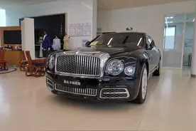 宾利慕尚 EWB 宝石黑/火红图片