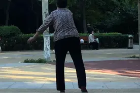 奶奶驼着背陪孙女打球，隔代带娃的“暖”我们看到了吗？图片