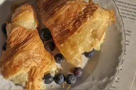 美味的牛角包图片