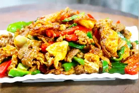 五花肉想要好吃有诀窍，加两个鸡蛋，简单一炒，连汤汁都不放过视频封面