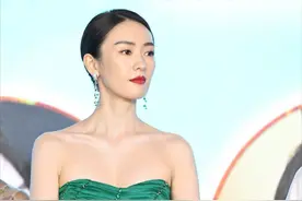 热依扎红色吊带裙抢镜，4大女星亮相白玉兰酒会，生图颜值也绝了图片