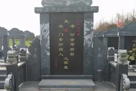 给父母立碑，落款能用“孝男”“孝女”吗？图片