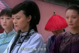 甄嬛甘露寺复宠小露心机，谁注意到身上的衣服？难怪皇上抵挡不住图片