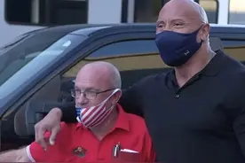 巨石强森送恩人房车，并承诺养老服务，对方33年前曾鼎力相助图片