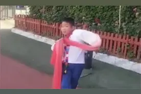 ​小学生跳惊鸿舞走红，表情生动舞姿大方，网友：气质拿捏得很好图片