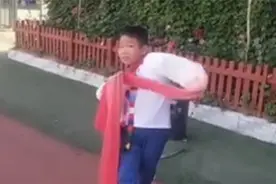 ​小学生跳惊鸿舞走红，表情生动舞姿大方，网友：气质拿捏得很好图片