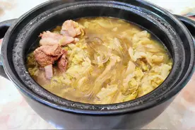 砂锅酸菜炖排骨，排骨鲜香，酸菜爽脆，阿丹在家做美味的开胃炖菜图片