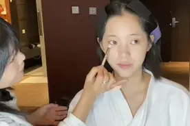 欧阳娜娜终于出爆火的“千金妆”教程了！素颜怼脸拍，妆容全曝光图片