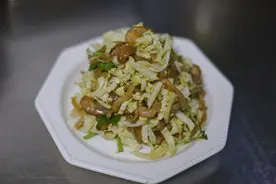 白菜拌海蜇皮鲜香清脆开胃解腻，做法简单，年夜饭桌上的爽口小菜图片