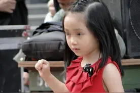 8岁女孩胸部隆起，这几个变化暗示着女孩“性早熟”，家长需留意图片