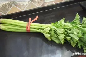 别人都丢掉不要的芹菜叶，被我这么一做，朋友圈：请收下我的膝盖图片