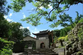 藏在贵州深山中的明朝古村落，风景如画，至今村民着明朝遗留服饰图片