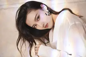 恋情受阻？宋祖儿深夜喝醉，撒野脚踢路人形象大跌图片
