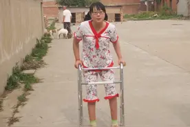 女友成植物人医生劝放弃，21岁农村小伙陪护2年，创造爱情奇迹图片