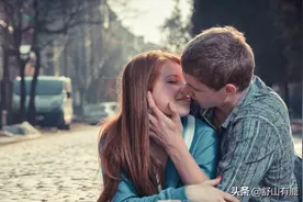 接吻时，如果男人这么“对待”你，说明他骨子里特别喜欢你图片