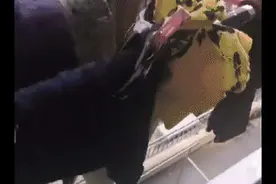 熊孩子高空泼墨，整栋楼都遭殃！父母的做法获全网点赞图片