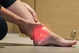 号称“不死癌症”的痛风性关节炎，能根治吗？看完这些表现就懂了图片