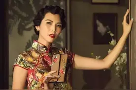 独腿女子拄拐杖穿旗袍参加比赛，看旗袍有多美，你对旗袍了解多少图片