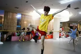 “巨婴”郭冷：被称为“男版杨丽萍”，年入百万为何无人敢嫁图片