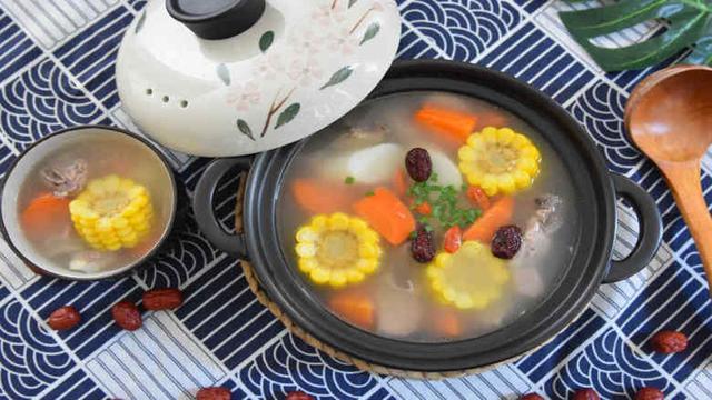 花胶猪骨红萝卜玉米士豆汤 2026年花胶红萝卜玉米淮山排骨汤