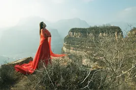 太行大峡谷外景人像拍摄 中国红美女与大山相依 意境美风光无限图片