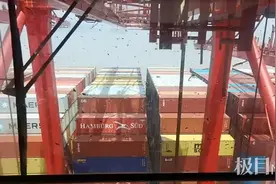 极目中国万里行 | 宁波舟山港桥吊司机：在50米高空完成2厘米的精度图片