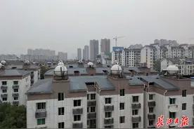 “平改坡”治楼顶漏水顽疾，老旧小区居民不再备接雨桶图片