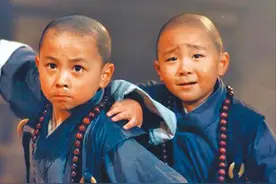 27年前成最富童星，却因母亲“败家”负债累累，他如今怎样了？图片