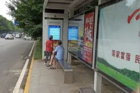 旅游湖北武汉：见证城区公交站牌变迁，从一根钢管铁牌到智能屏幕图片