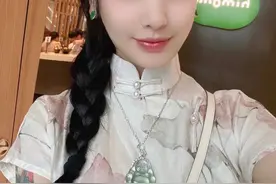 “一边露大腿，一边逛寺庙”，名媛升级版佛媛，简直让人眼界大开图片