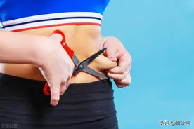 女人到中年，肚子容易“发福”，教你几个小动作，收腰瘦腹见效快图片